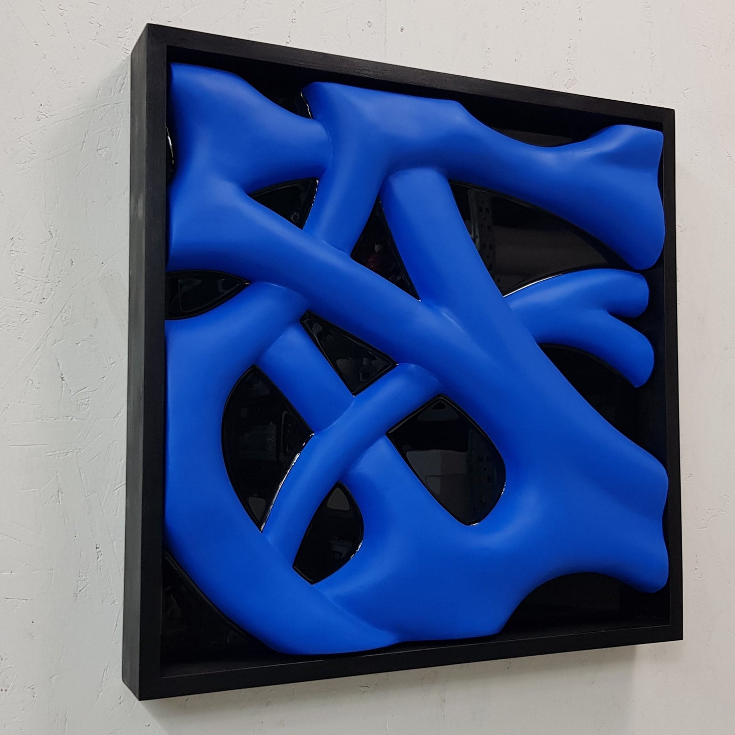 Contemporary artwork Blues Interlaced – handcrafted resin piece with bold blue and black contrast, gallery style