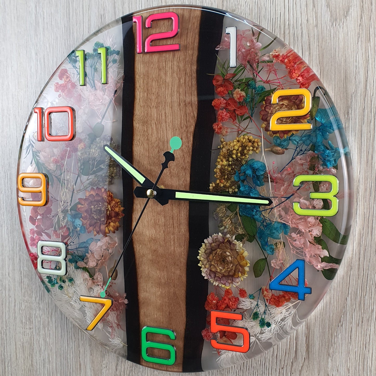 El Jardín Luminiscente – Reloj de resina epoxi hecho a mano