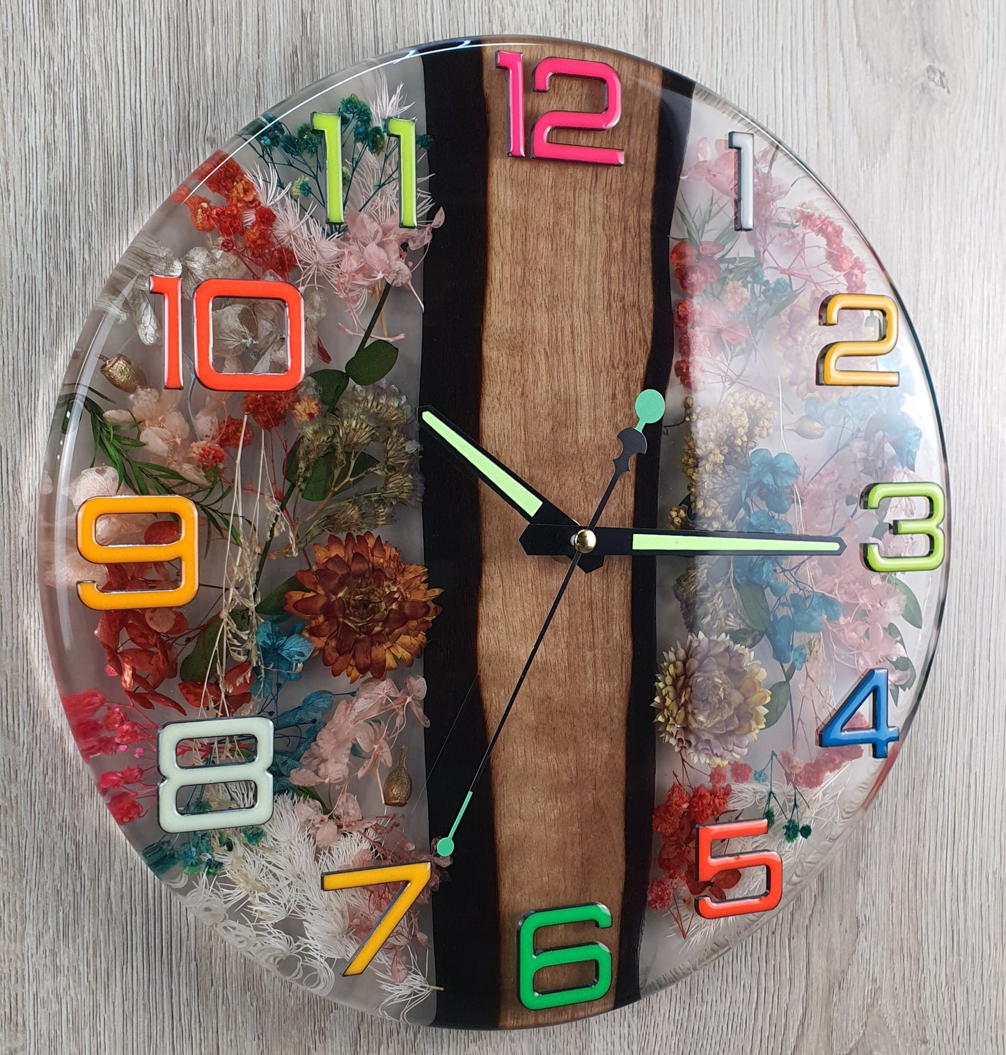 El Jardín Luminiscente – Reloj de resina epoxi hecho a mano