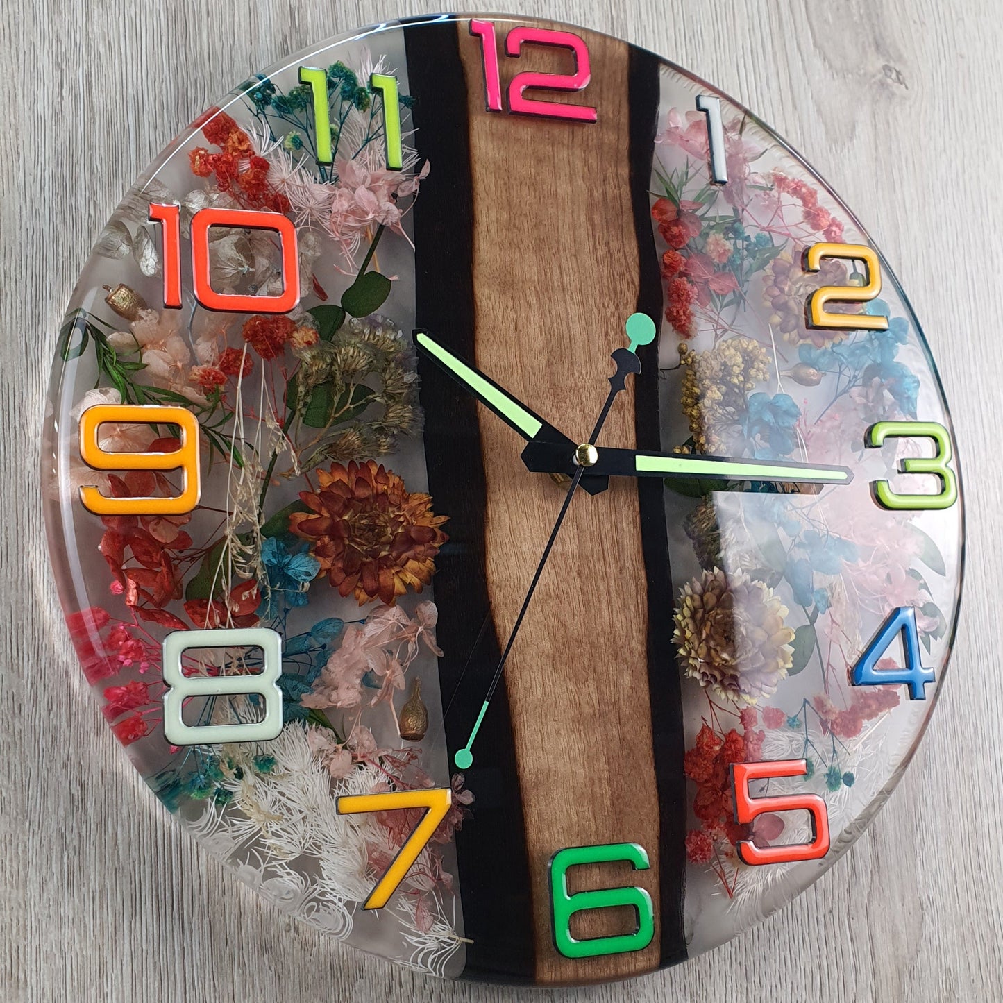 El Jardín Luminiscente – Reloj de resina epoxi hecho a mano