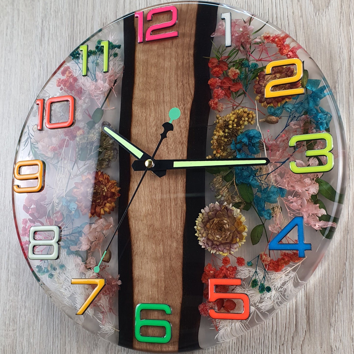 El Jardín Luminiscente – Reloj de resina epoxi hecho a mano