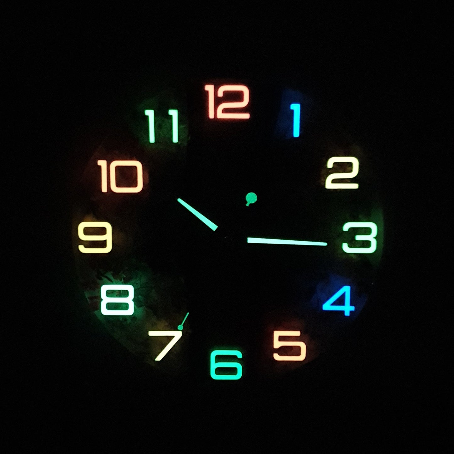El Jardín Luminiscente – Reloj de resina epoxi hecho a mano