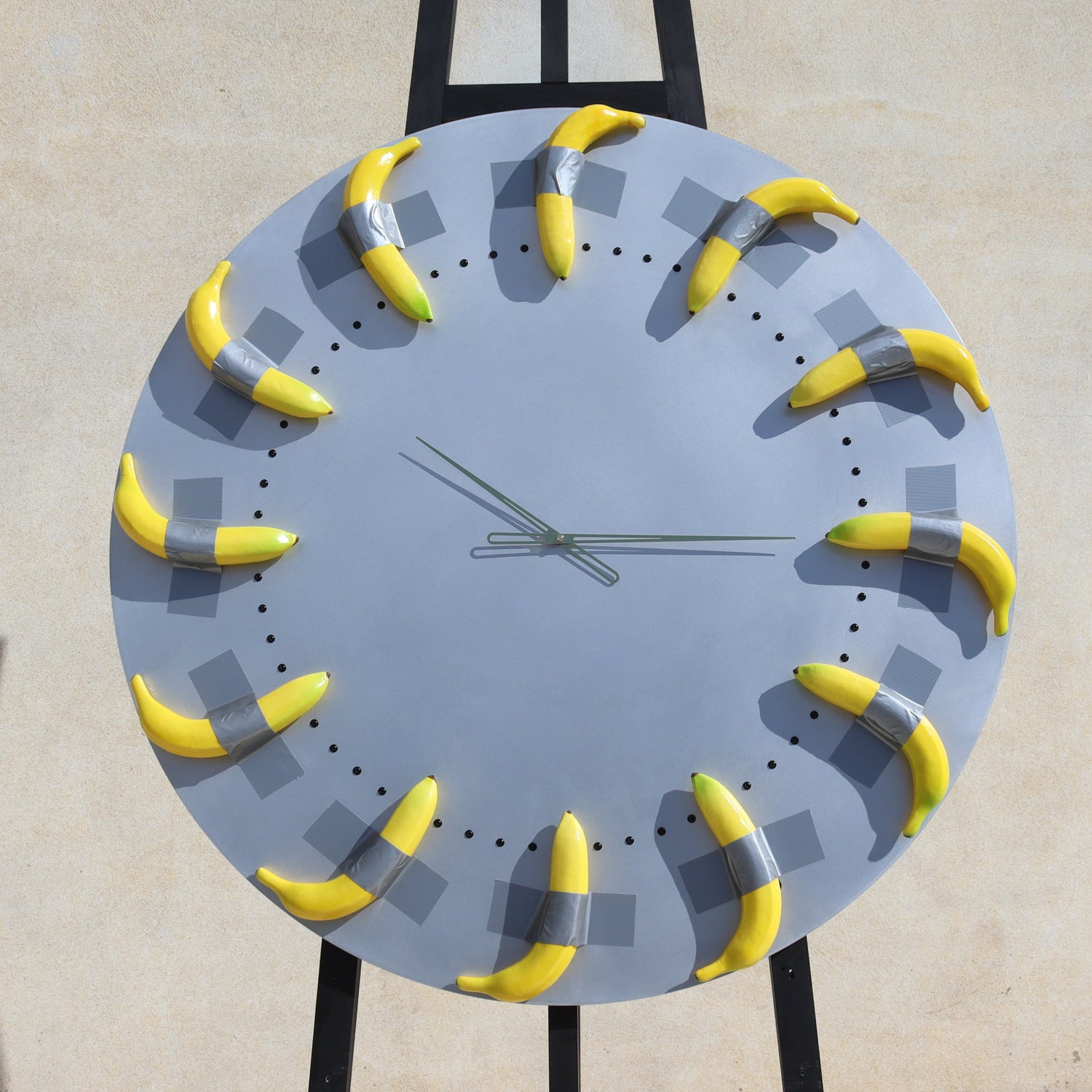 Il Sorriso del Tempo resin art clock – conceptual artwork with bananas, handmade in Italy, front view