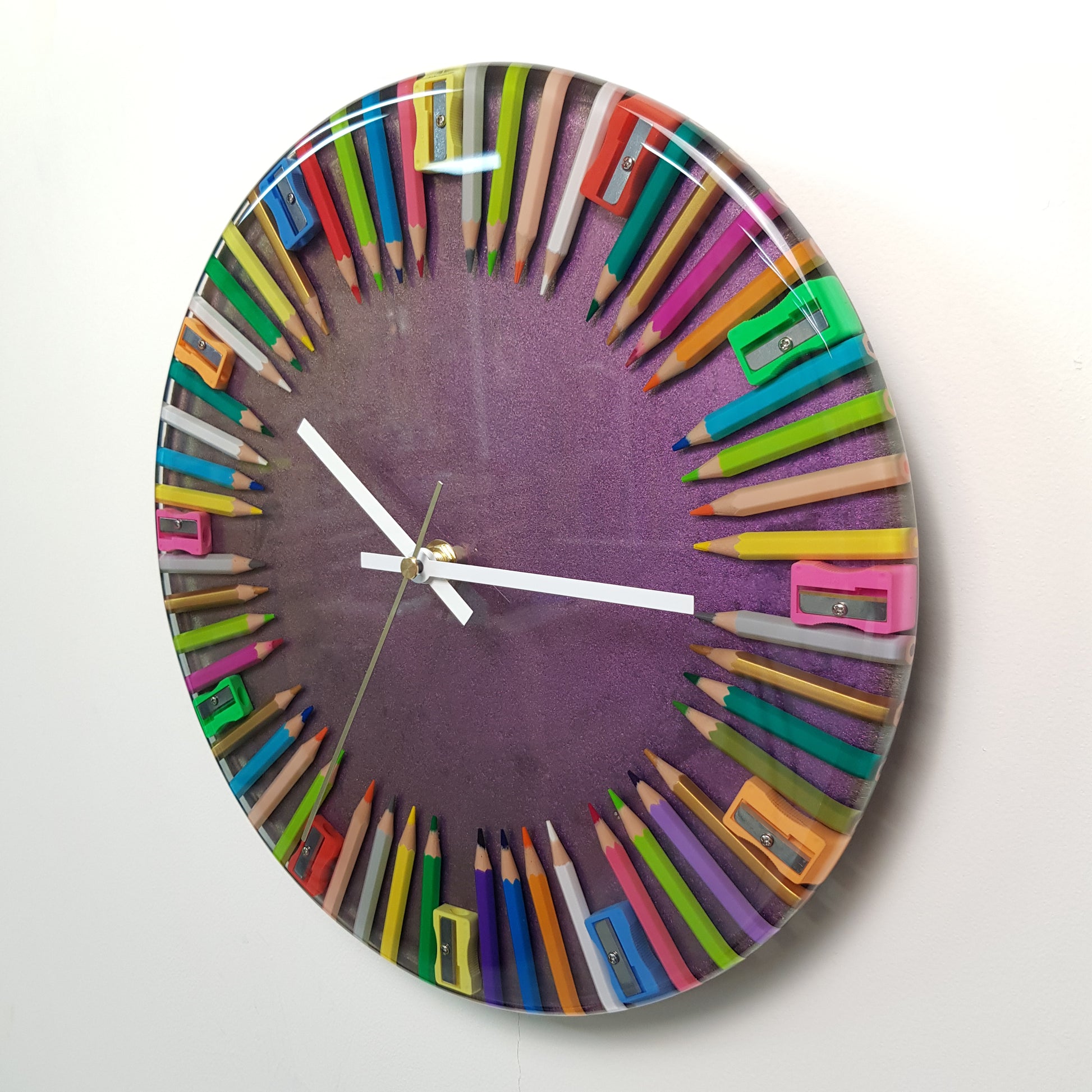 Close-up of the chameleon pigment surface shifting colours under light