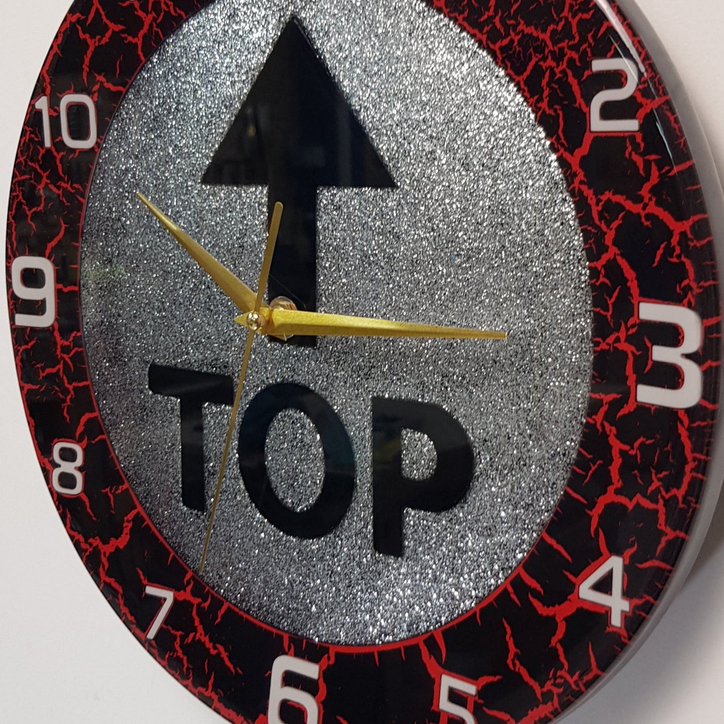 Limited edition resin art clock – Top Time Silver Spark with silver glow and red crackle frame, close-up