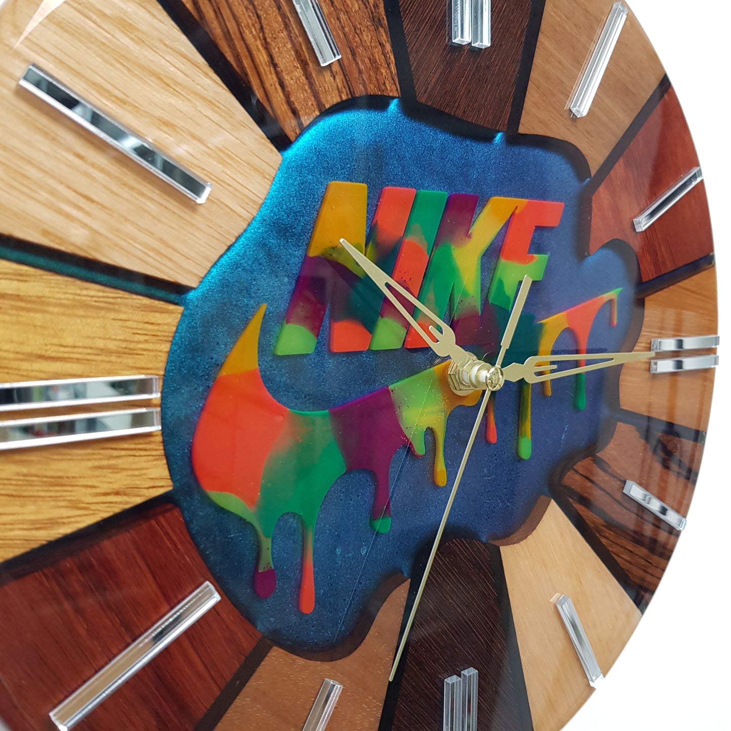 Close-up of the kameleon resin surface and multicolor dripping details on the “Color Strike” art clock.