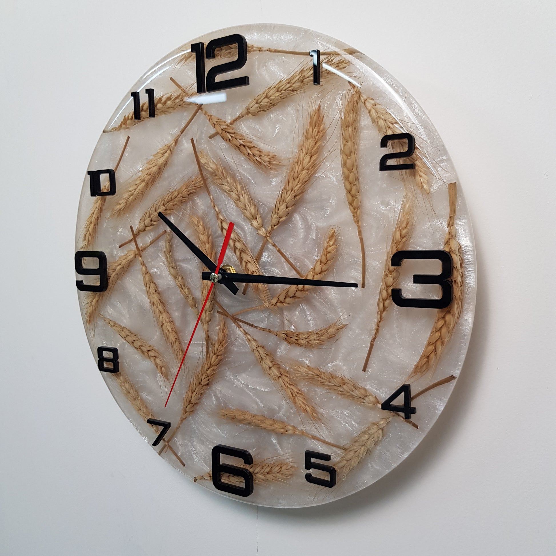 Side-angle shot highlighting the natural wheat details and glossy pearlescent background.