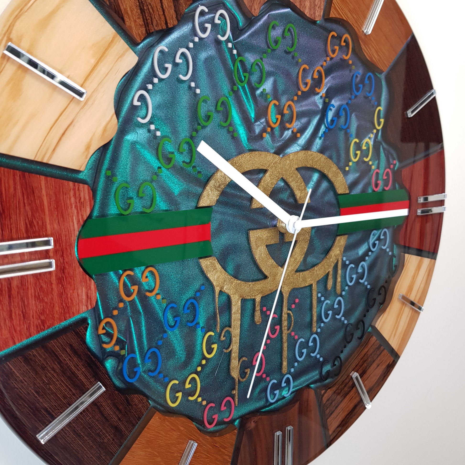 Detailed close-up of the emerald resin centre with chameleon colour shift and wood pieces around it