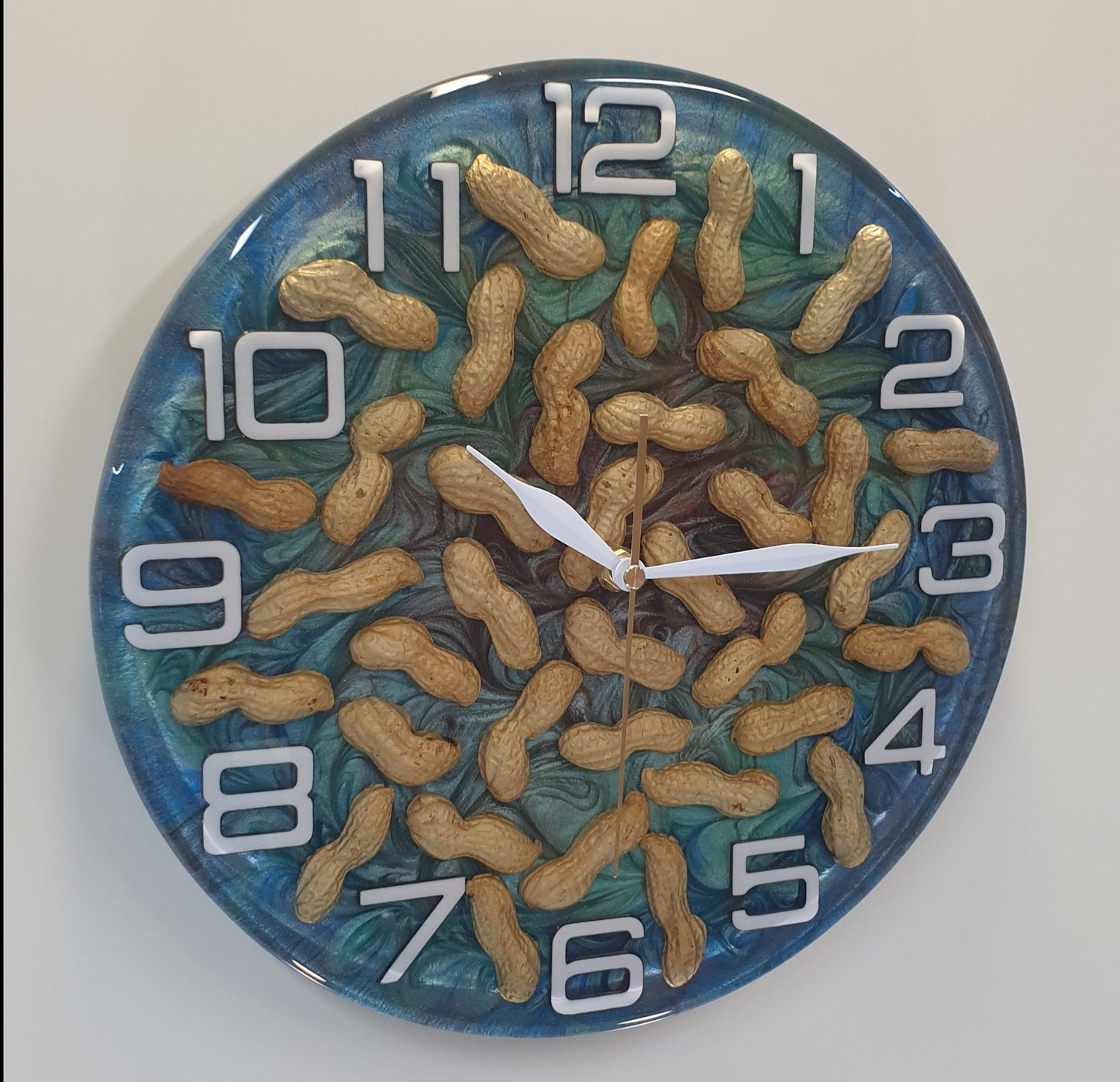 Reloj de pared hecho a mano de resina epoxi con concha de maní - Decoración artesanal del hogar