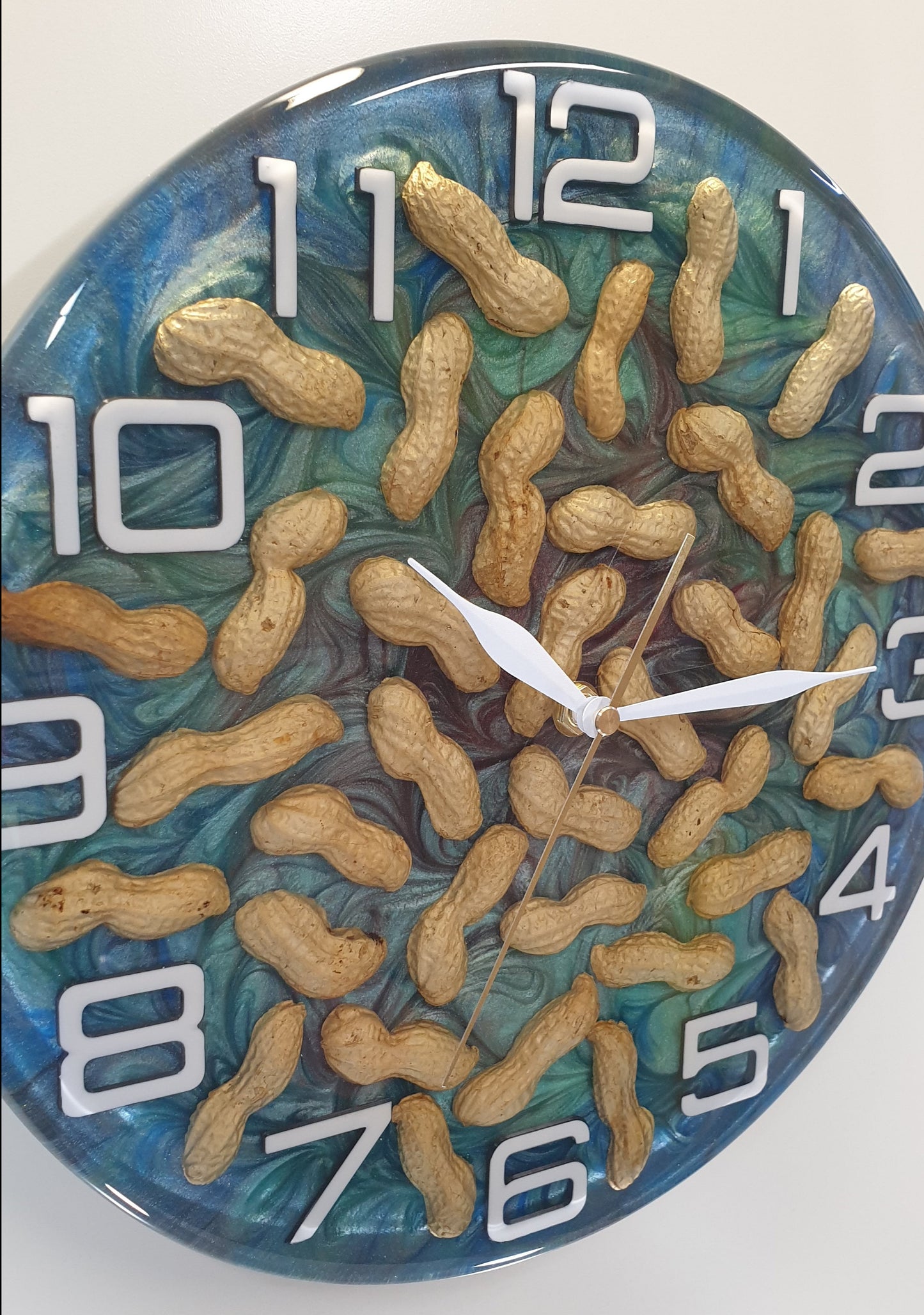 Reloj de pared hecho a mano de resina epoxi con concha de maní - Decoración artesanal del hogar