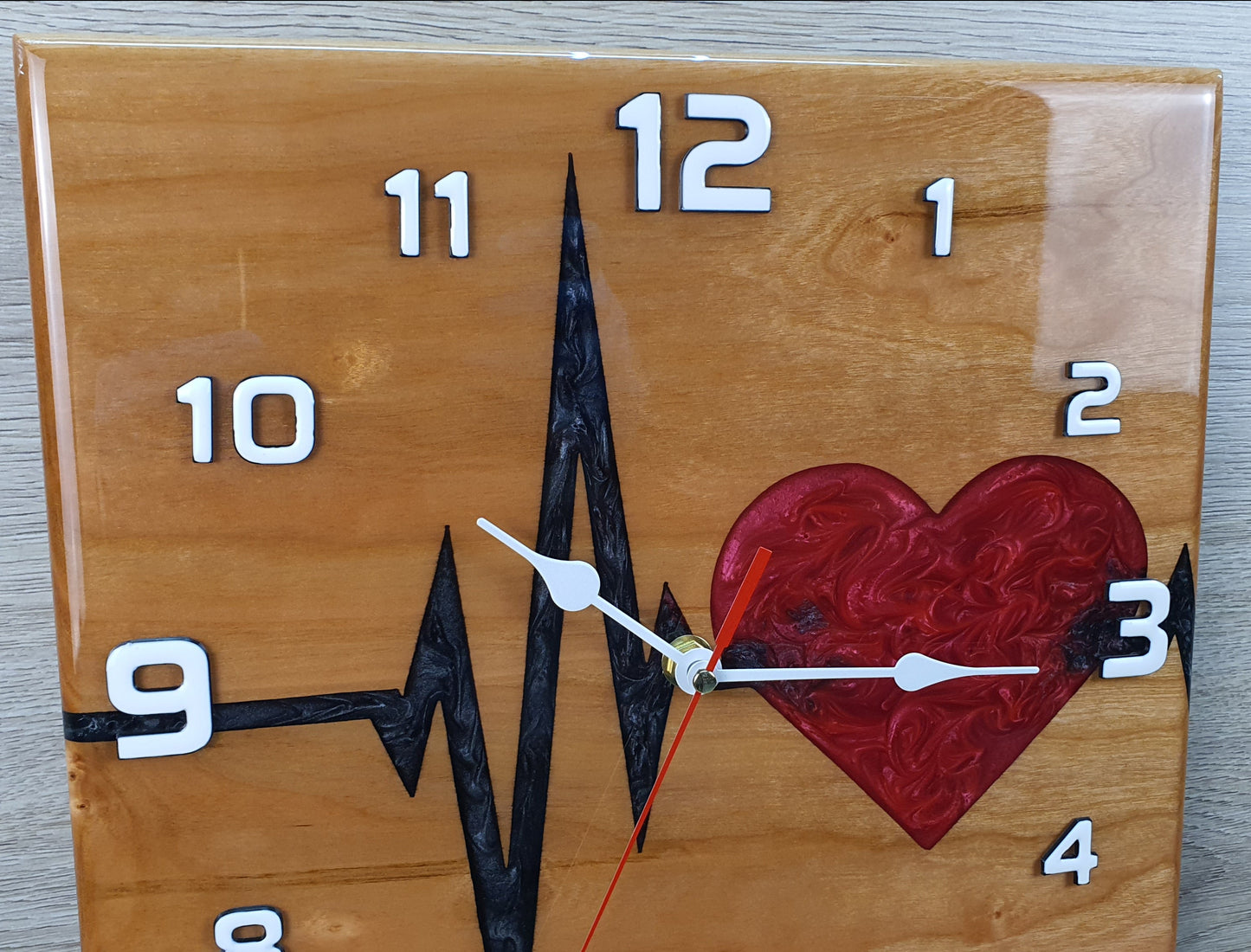 Reloj de pared de madera y resina Heartbeat - reloj hecho a mano