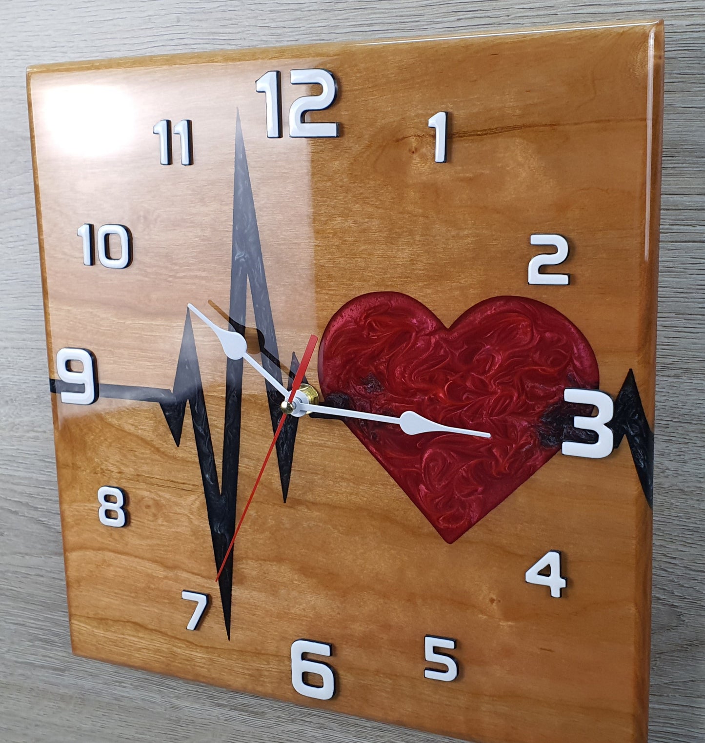 Reloj de pared de madera y resina Heartbeat - reloj hecho a mano