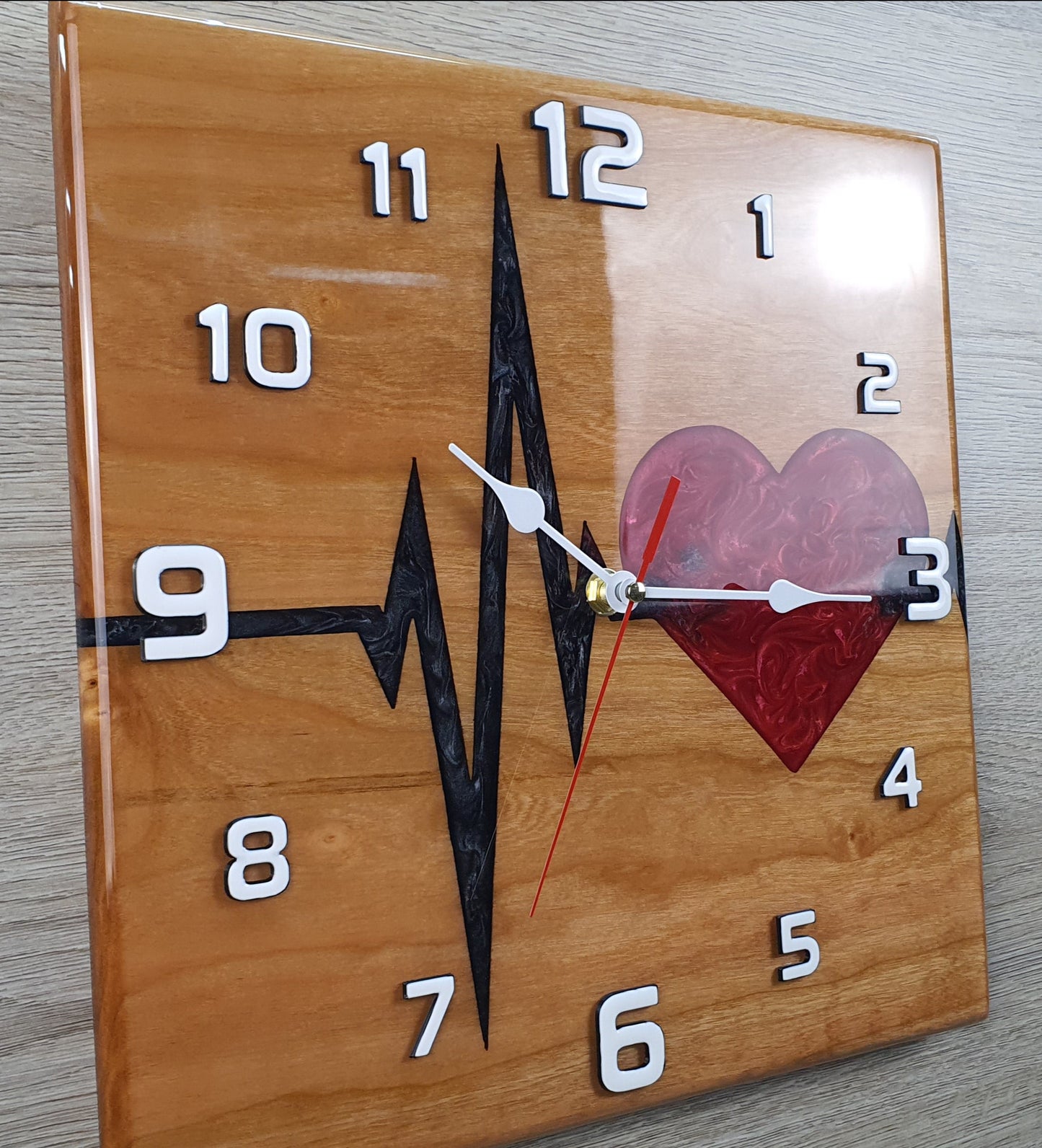 Reloj de pared de madera y resina Heartbeat - reloj hecho a mano