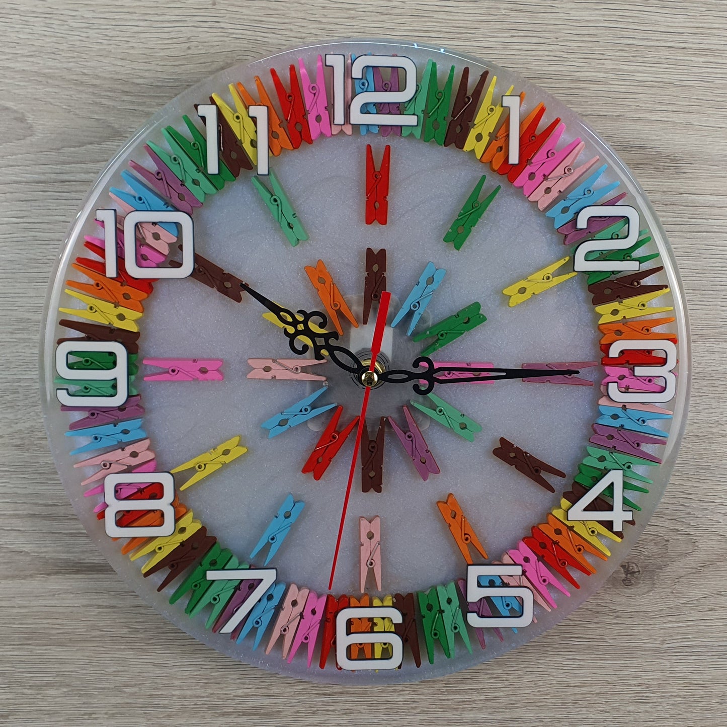 Clips de colores y reloj de pared de resina epoxi – Diseño único