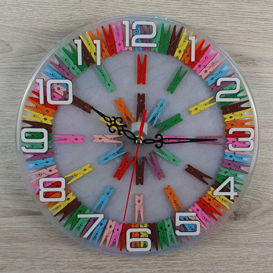 Clips de colores y reloj de pared de resina epoxi – Diseño único