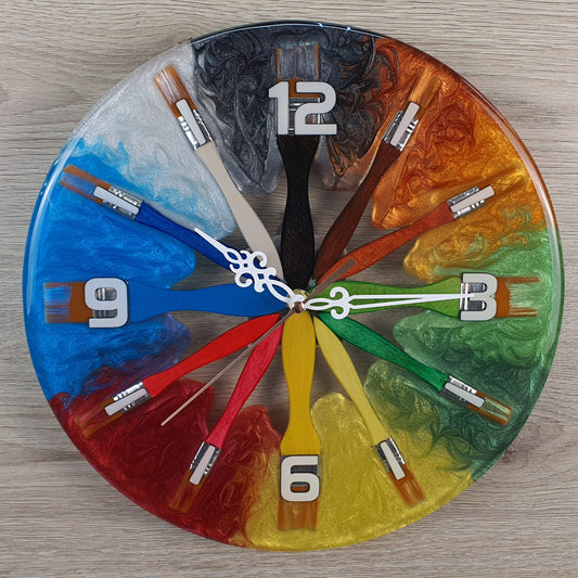 Reloj de pared de artista único: hecho a mano con pinceles y resina epoxi