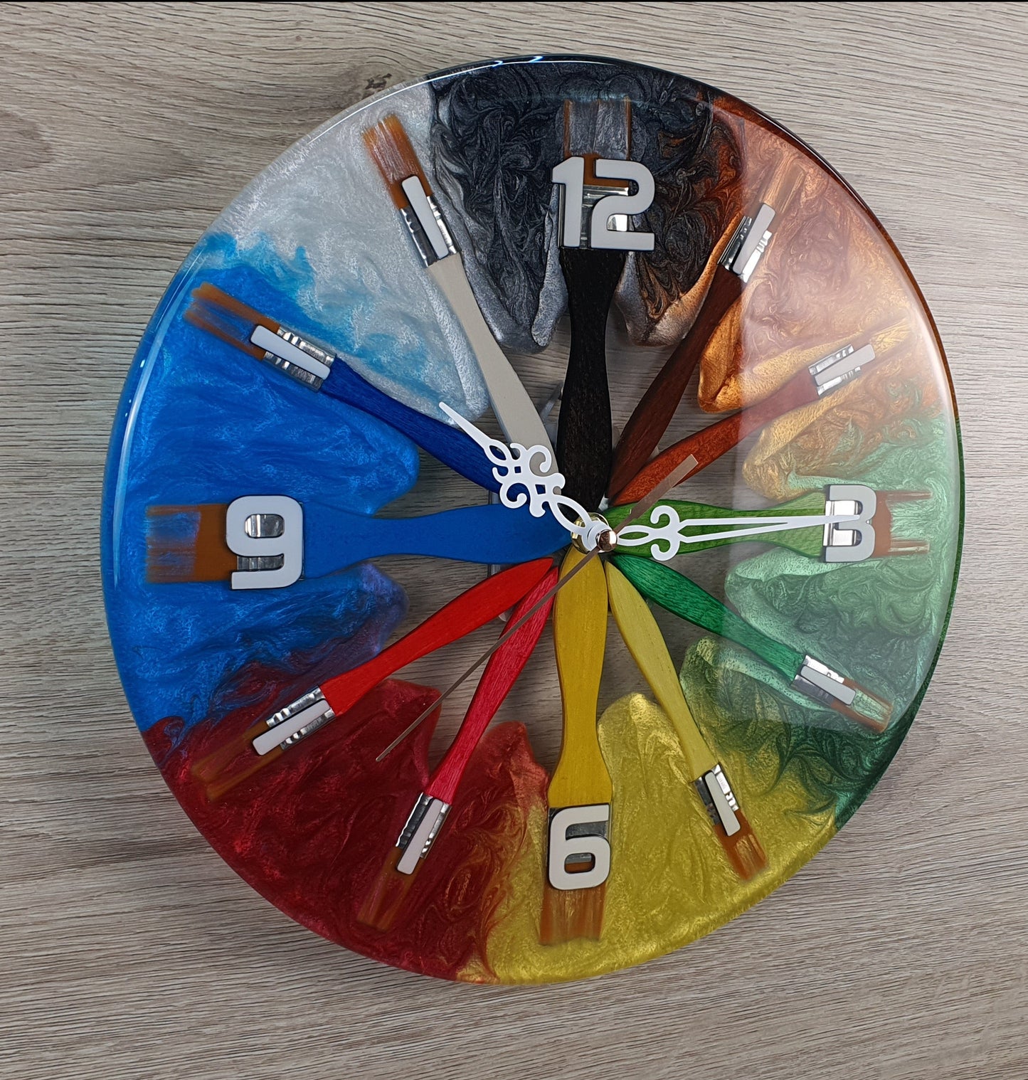 Reloj de pared de artista único: hecho a mano con pinceles y resina epoxi