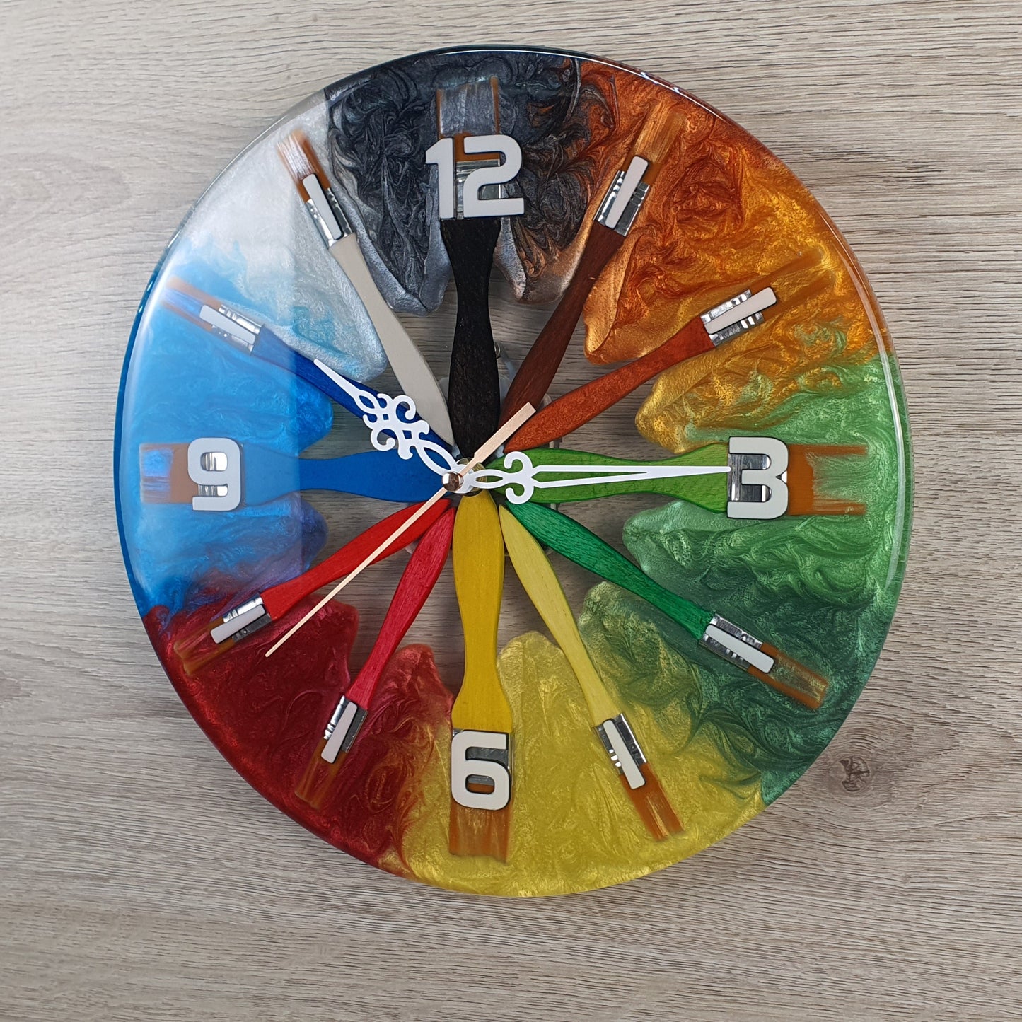 Reloj de pared de artista único: hecho a mano con pinceles y resina epoxi