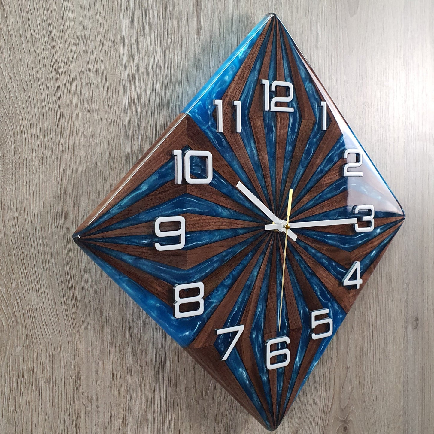 Reloj de pared único de madera de nogal y resina. 