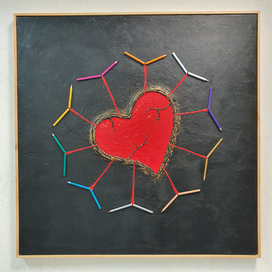 Ferito e Prezioso conceptual artwork – red resin heart with cracks and colored pencils on black background, front view