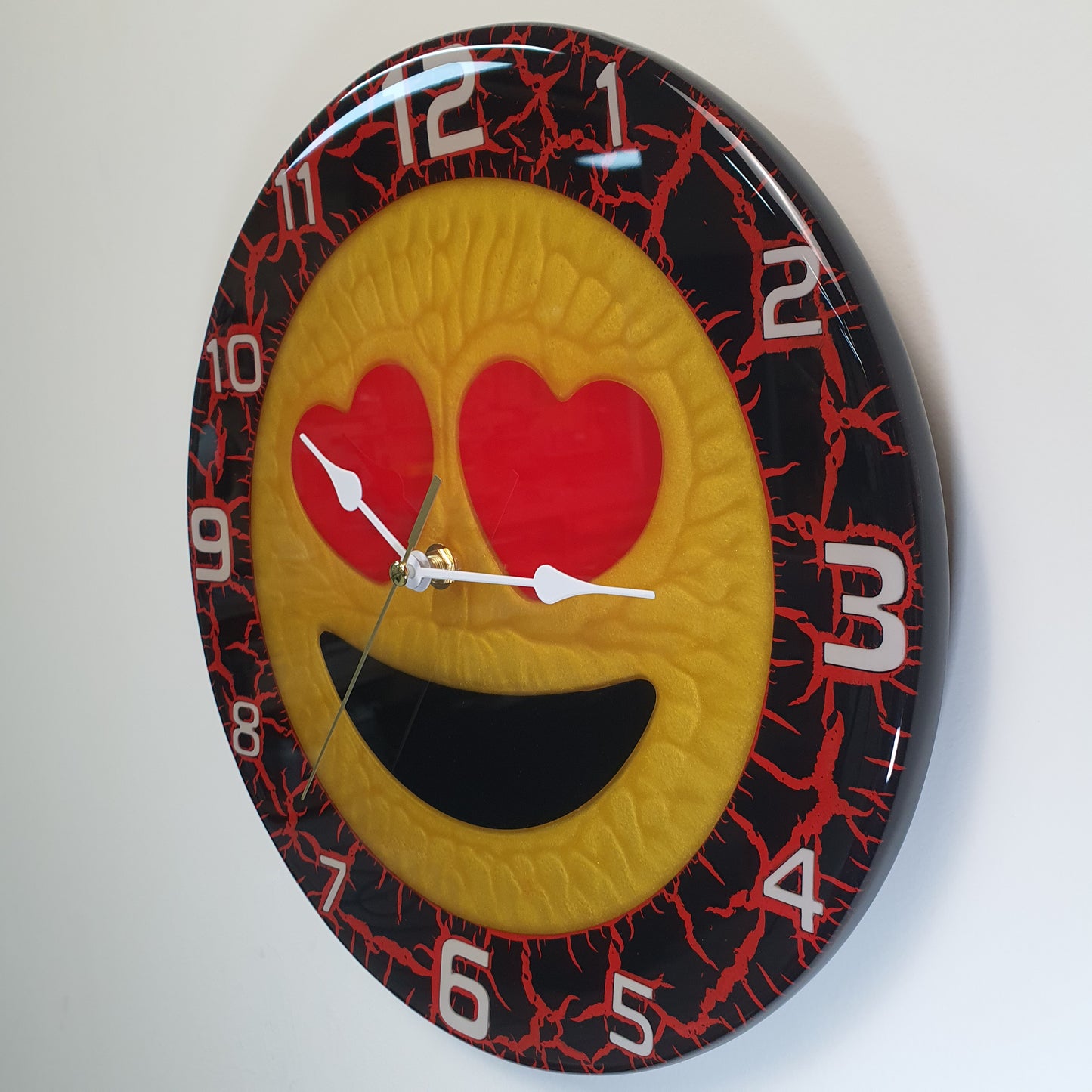 Side-angle view of handmade epoxy resin clock – Cuore Rosso with bold red and black design