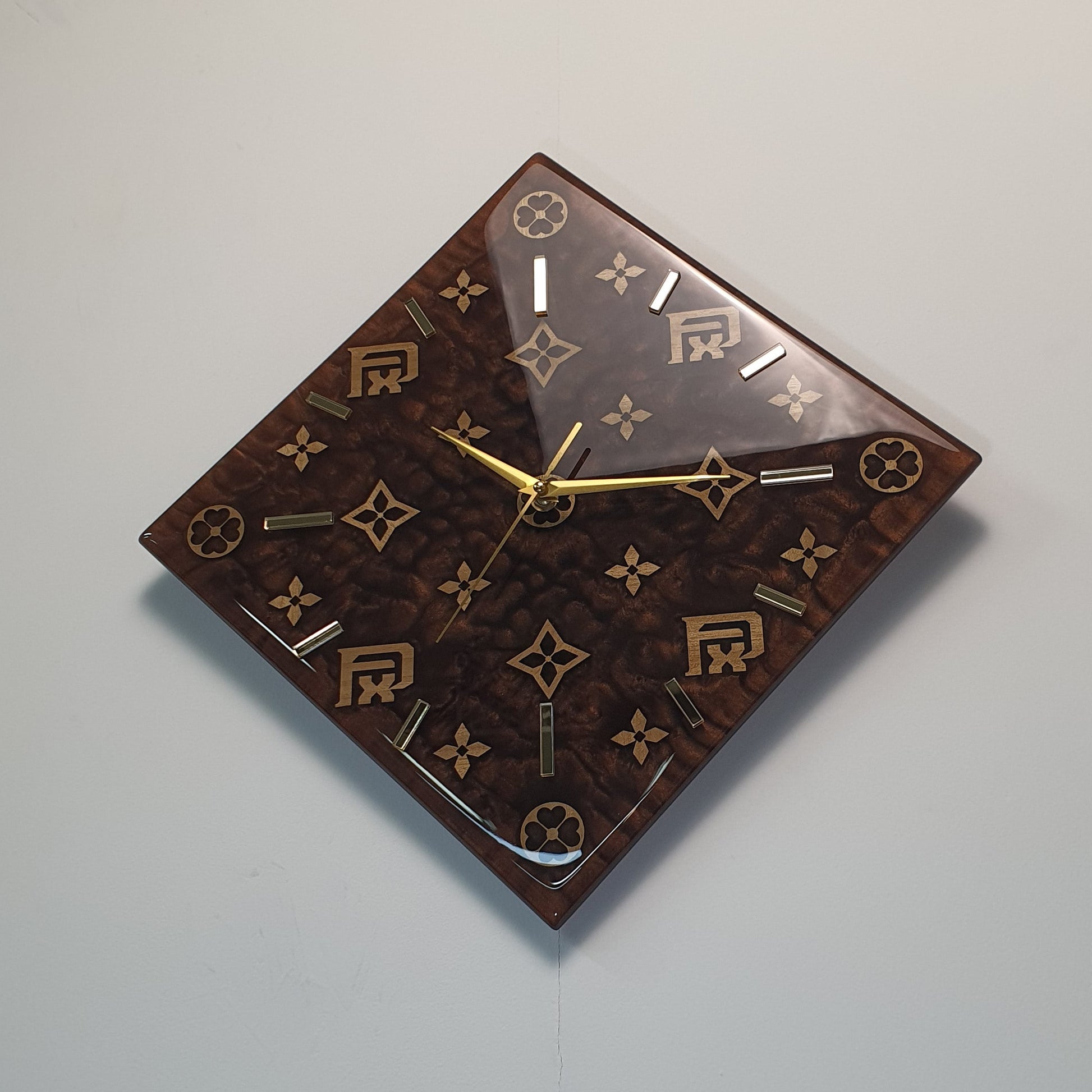 Right side perspective of the FxPattern No.1 wall clock highlighting the precision of the golden markers and resin reflections.