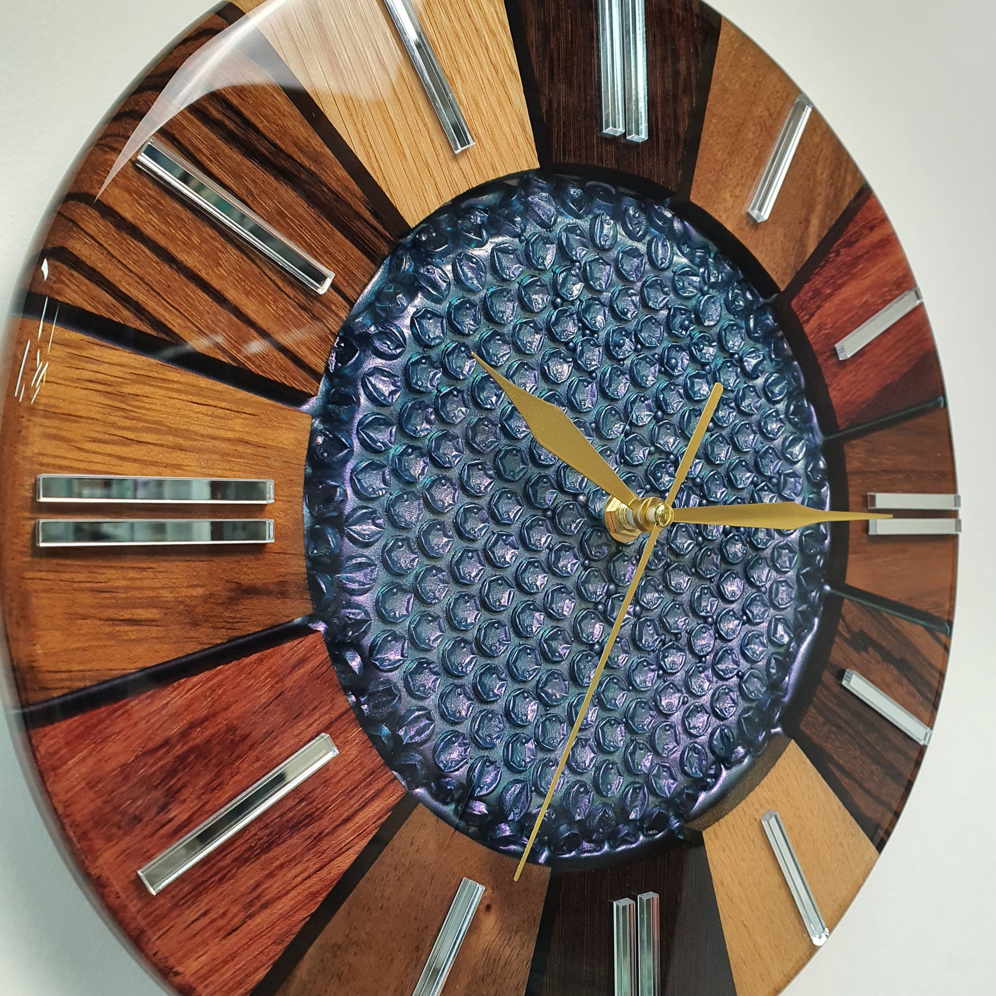 Close-up of the central resin texture with bubble pattern and shifting colors