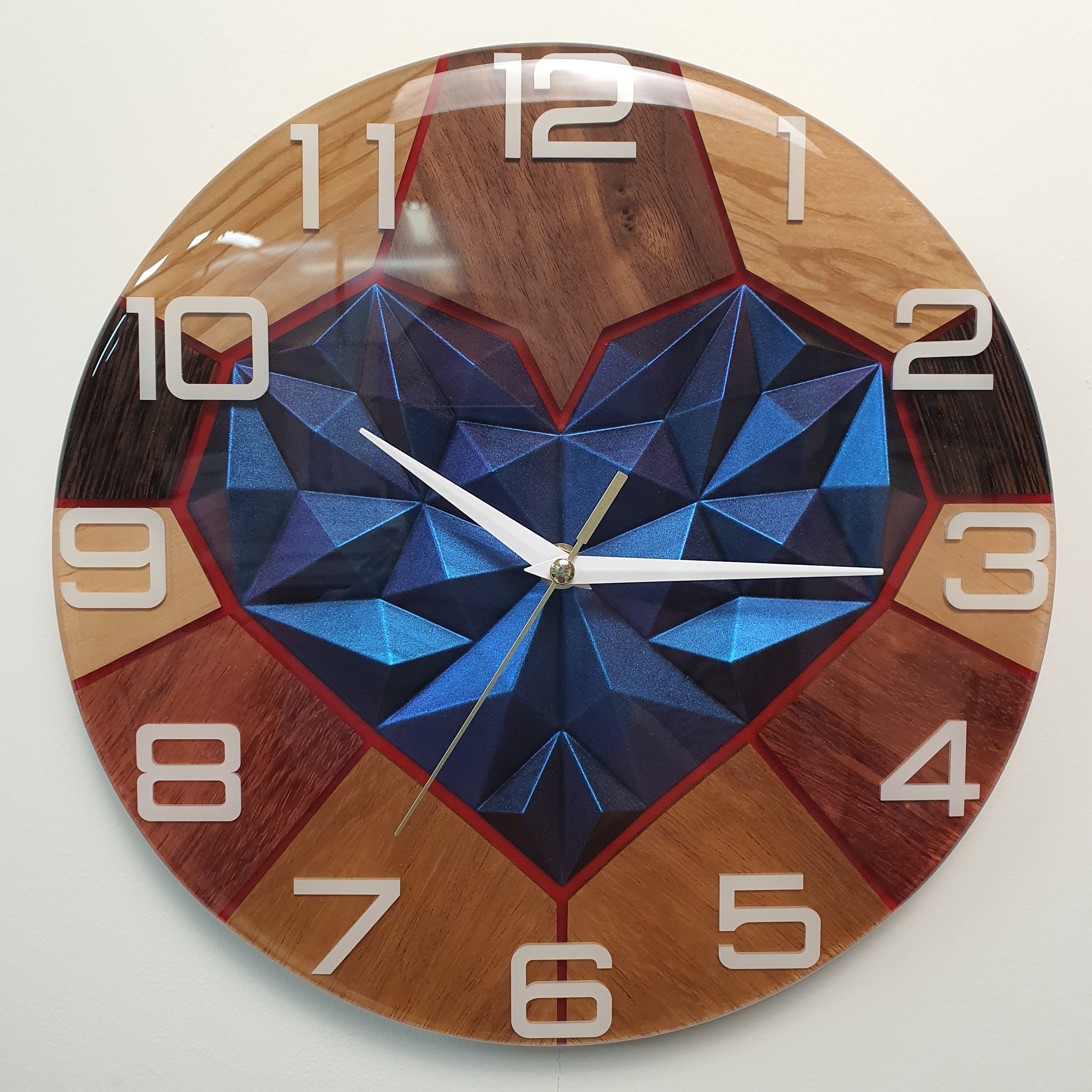 Chameleon Core wall clock with geometric 3D heart and mixed wood frame, 30 cm diameter