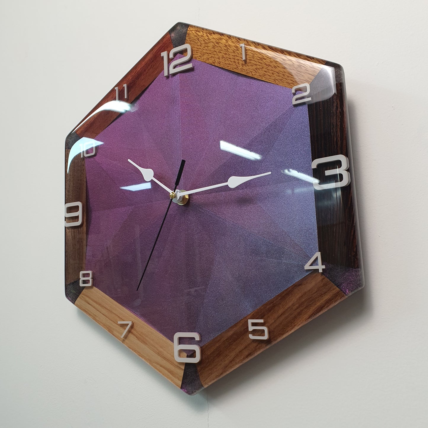 ight side detail of wooden frame and epoxy resin finish