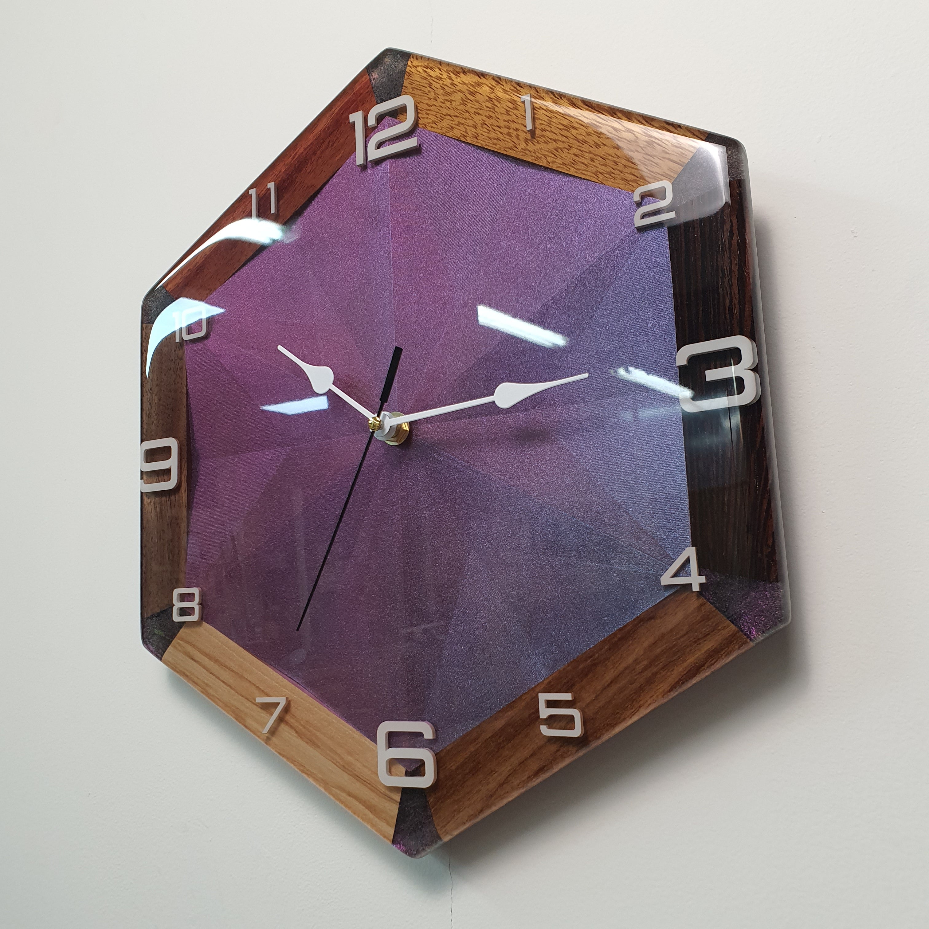 ight side detail of wooden frame and epoxy resin finish