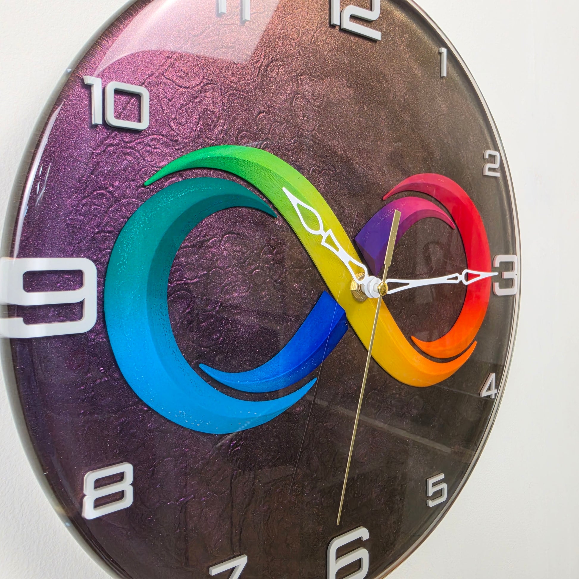 Handmade epoxy resin wall clock featuring a 3D infinity-inspired centerpiece and white plexiglass numbers