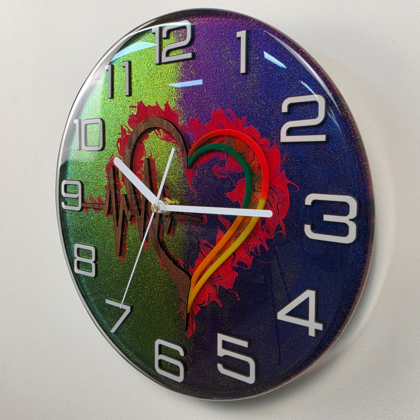 Handcrafted 30 cm wall clock combining black walnut wood, two chameleon pigments and a symbolic beating heart design.