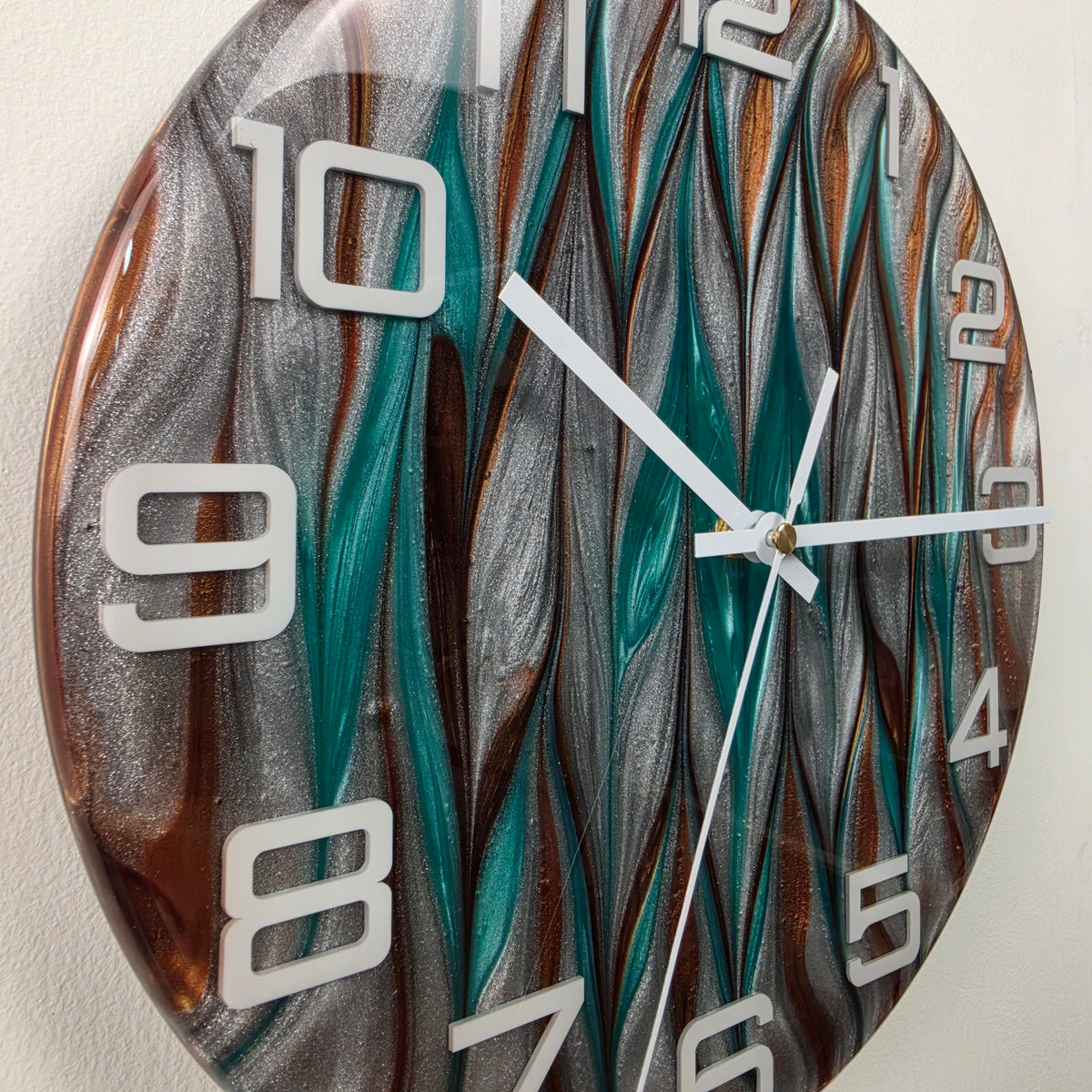 Front view of a 30 cm artistic resin wall clock featuring flowing metallic colors and modern white numbers.
