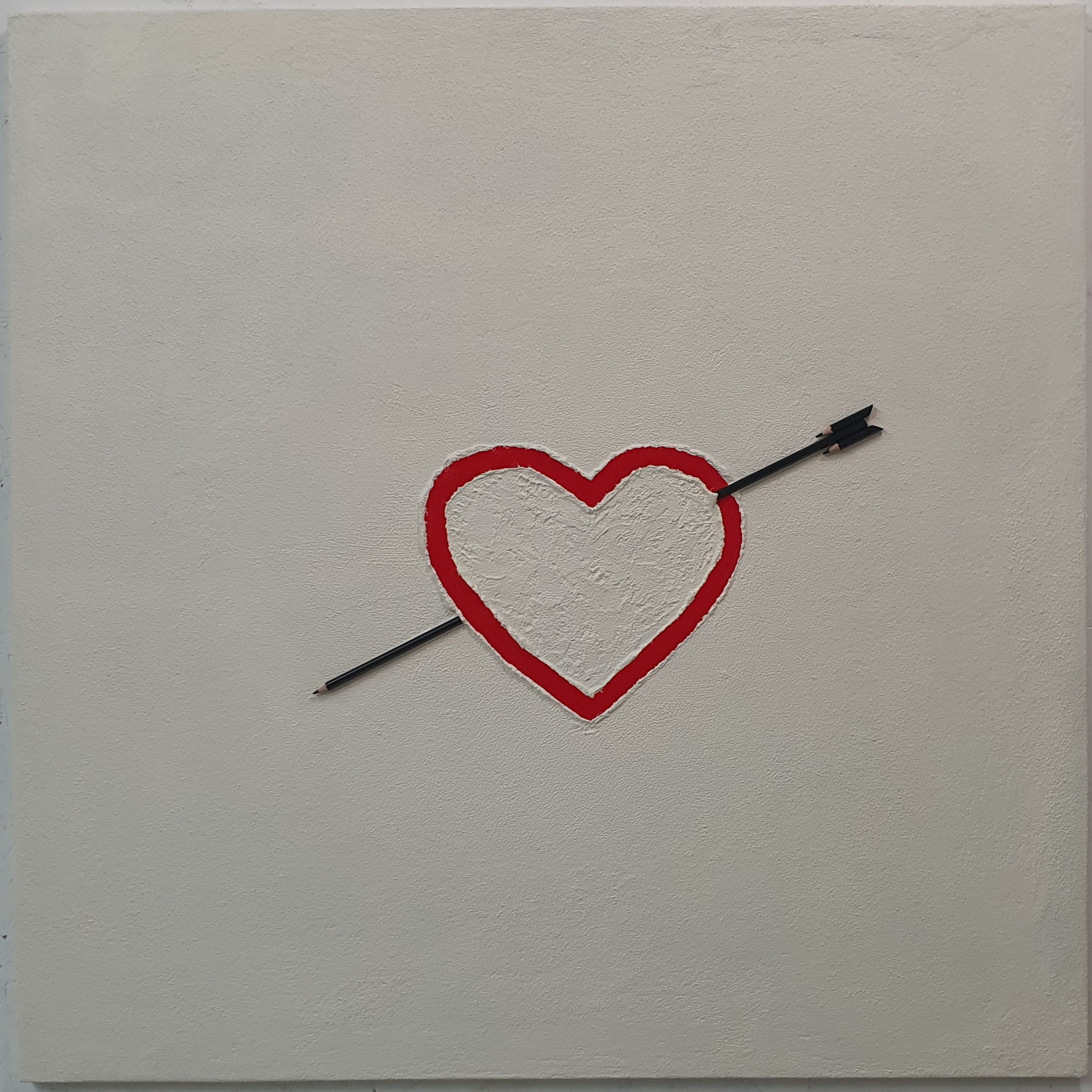 La Matita nel Cuore conceptual artwork – red heart pierced by pencil arrow on neutral background, front view