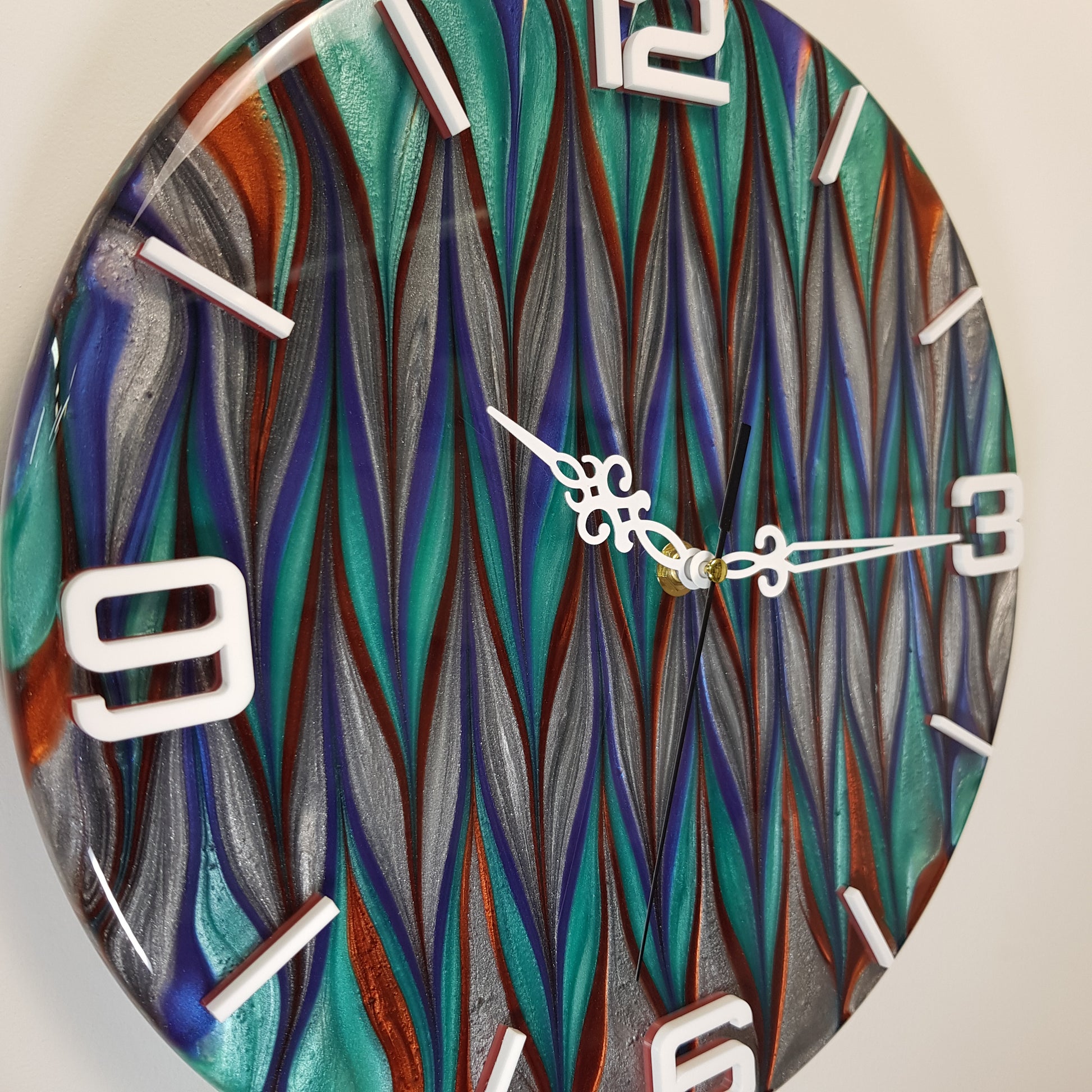 Close-up view showing the flowing pattern of the “Aurora Stream” wall clock – dynamic color transitions and glossy epoxy finish with white numbers.